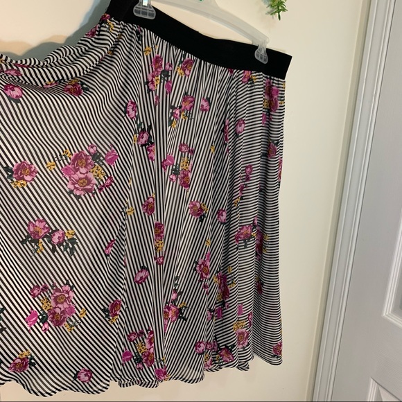 Torrid Skater Skirt Size 2X - Picture 9 of 12